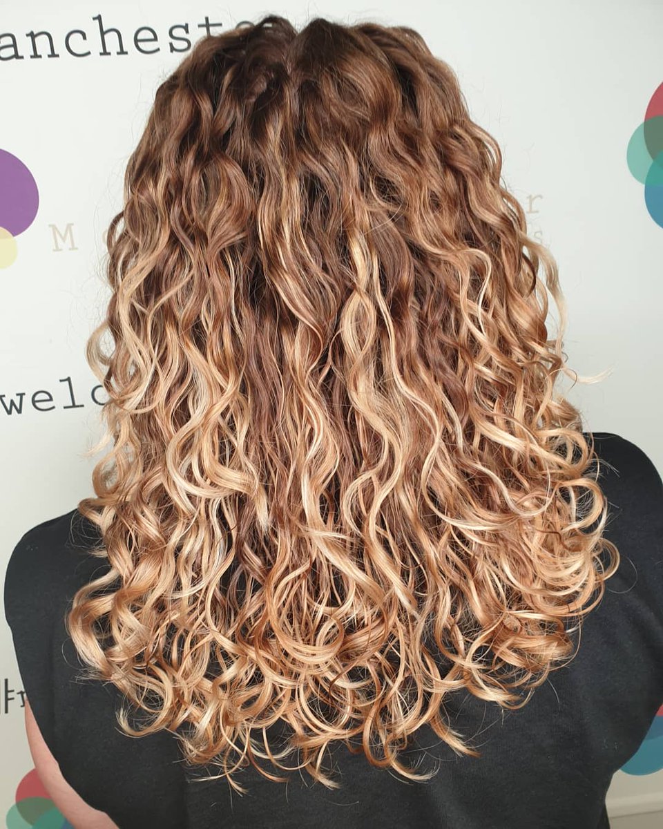 mccroryhair's tweet image. R O O T  T I N T + T O N E 😍

For appointments with our trainee stylist Kayla, call 0161 273 3330

Kayla&apos;s work on Insta 👉 @ misshillhair

#curlbycurlcut #curlygirlsalon #curlyhair #manchester