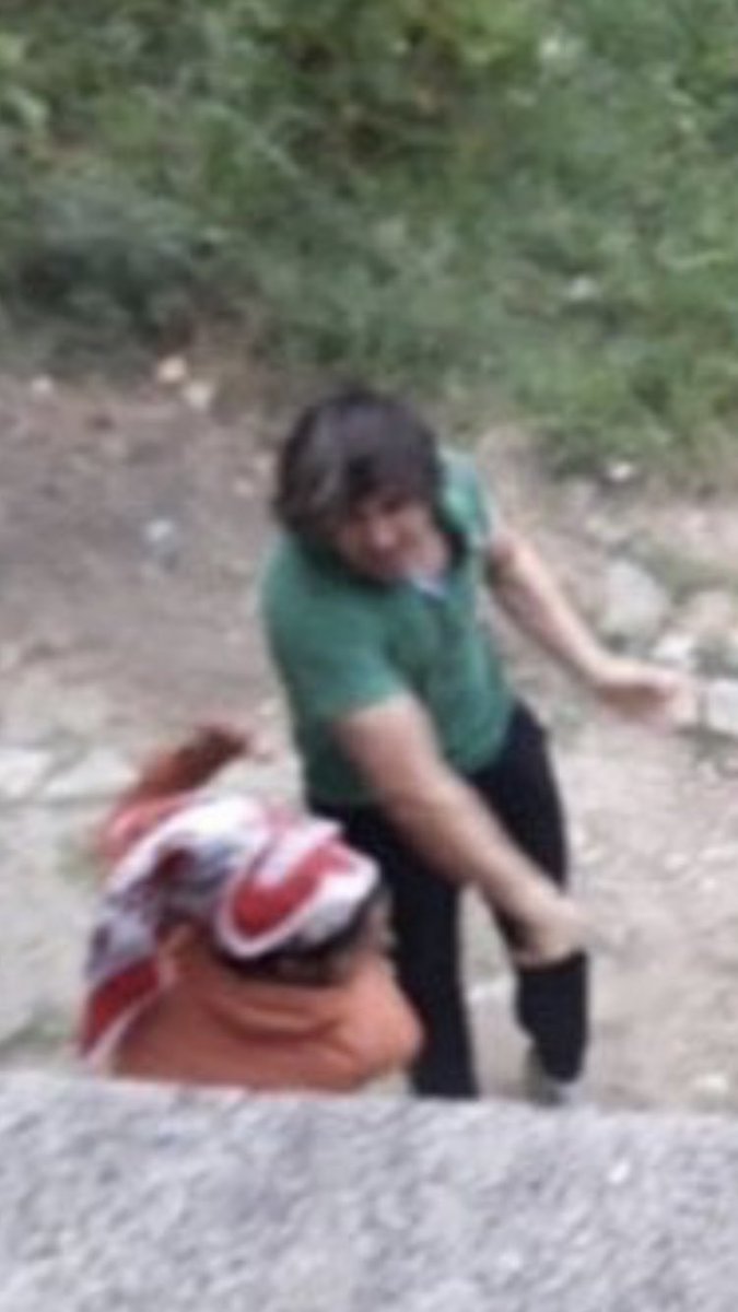 Bu yumruk bana, sana, tüm insanlığa atılmış bir yumruktur.
Yiğitlik değildir,
kahramanlık değildir,
insanlık hiç değildir.

Kendi çöplüğünde ! böbürlenen bu güruh, bu sürü başka yerlerde korkak ve pısırıktır.

Faşizme ve ırkçılığa karşı durmak ortak ve ciddi bir yükümlülüktür.