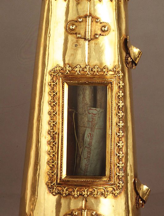 #Curiosité Voici le reliquaire contenant le radius et le cubitus du bras droit de Charlemagne. Un certificat d'authenticité, nous dit-on, est ficelé autour des os. 

Aix-la-Chapelle, Allemagne.