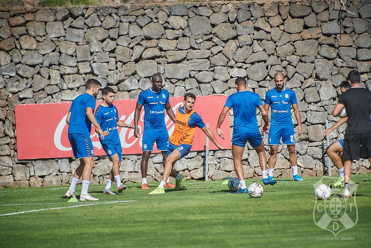 CDTOficial's tweet photo. ¡Buenos días, #blanquiazules!

🏋🏽‍♂️ Los nuestros ya se ejercitan en #ElMundialito 🔒.

💪🏽 Último entrenamiento de los jugadores #tinerfeñistas en la presente semana.

#SiempreCDT https://t.co/lTHcDQJof0