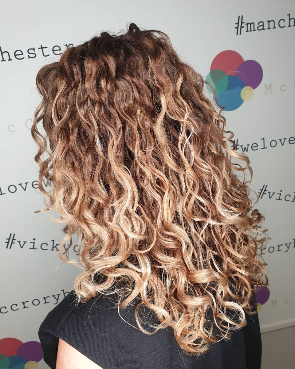 mccroryhair's tweet image. R O O T  T I N T + T O N E 😍

For appointments with our trainee stylist Kayla, call 0161 273 3330

Kayla&apos;s work on Insta 👉 @ misshillhair

#curlbycurlcut #curlygirlsalon #curlyhair #manchester