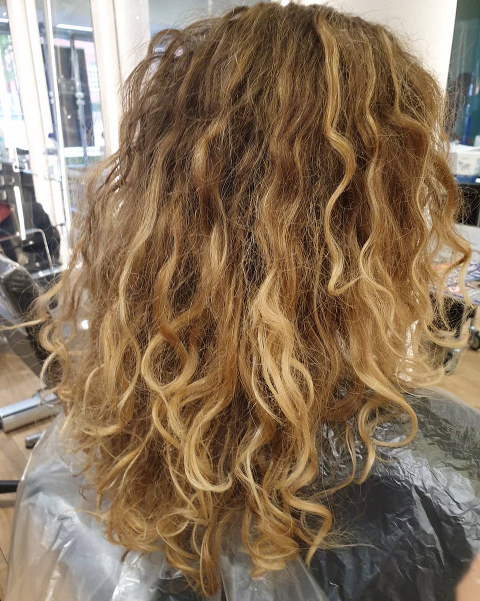 mccroryhair's tweet image. R O O T  T I N T + T O N E 😍

For appointments with our trainee stylist Kayla, call 0161 273 3330

Kayla&apos;s work on Insta 👉 @ misshillhair

#curlbycurlcut #curlygirlsalon #curlyhair #manchester