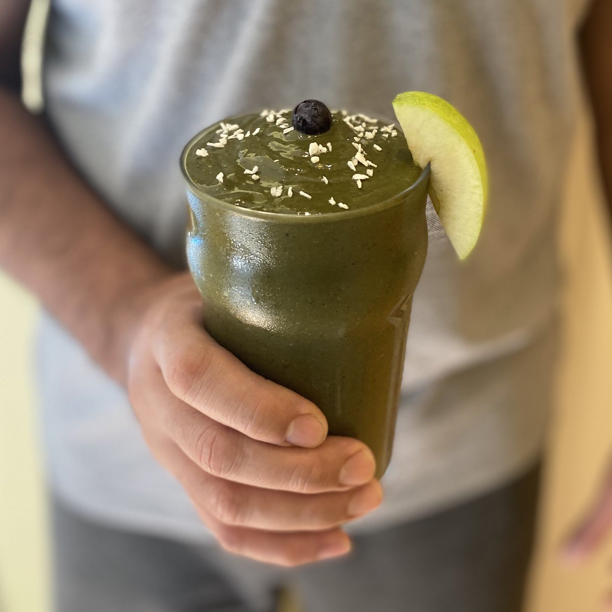 PureRecharge's tweet photo. Saturyay! 🌟
Sunny morning, orders coming in, green smoothie ready and family day out planned! 🥰
What does your Saturday taste like?
Mine tastes green with a hint of Açai 😋
#purerecharge #smoothie #acaismoothie #vegan #planetbased #breakfastsmoothie #breakfast #oats https://t.co/dvfclHkQAg