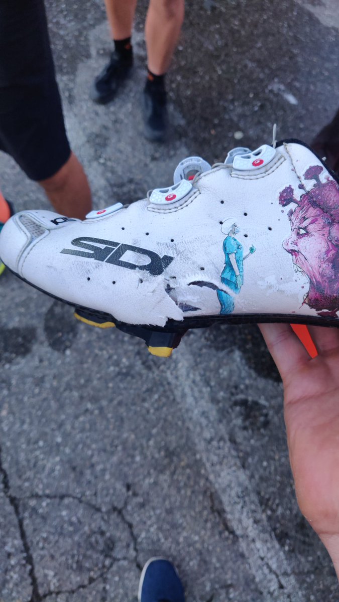 Goodbye to my F**k Covid shoe! This happend when spokes at 65 km/h touch your kiks! Luckily my foot is ok 🤪
