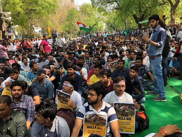 Nishantweet_'s tweet photo. इन गर्दिशों के बादलों पे चढ़ के ...वक़्त का गिरबान पकड़ के....
 पूछना है जीत का पता....
Halla bolllll
#speakup
#SpeckUpForSSCRailwaysStudents #RRBExamDates https://t.co/3mFgwFGRlJ