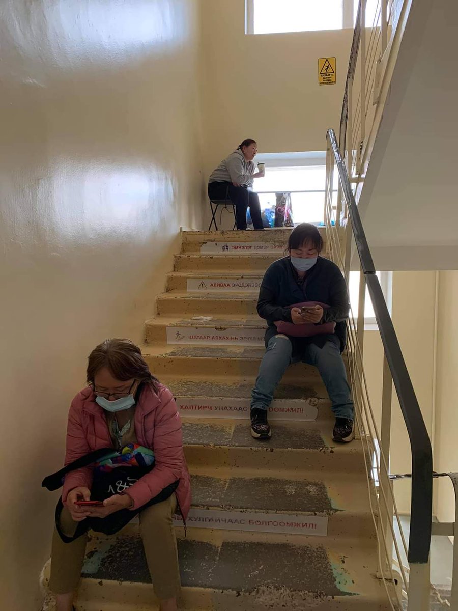 3-р эмнэлэгийн сэхээний эмчилгээнд байгаа ар гэрийхн гудамжны нохой аятай картон цаасан дээр хэвтэж сахиж хүлээдэг юм байна Зарим нь ийм нөхцөлд 9 хоносон гэнэ Сүүлийн 10 гаран жил ийм байгаа гэнэ Хүнд ээлгүй улс, дорой буурай орон Сэтгэлгүй хулгайчууд ноёлсон хямрал үргэлжилсээр