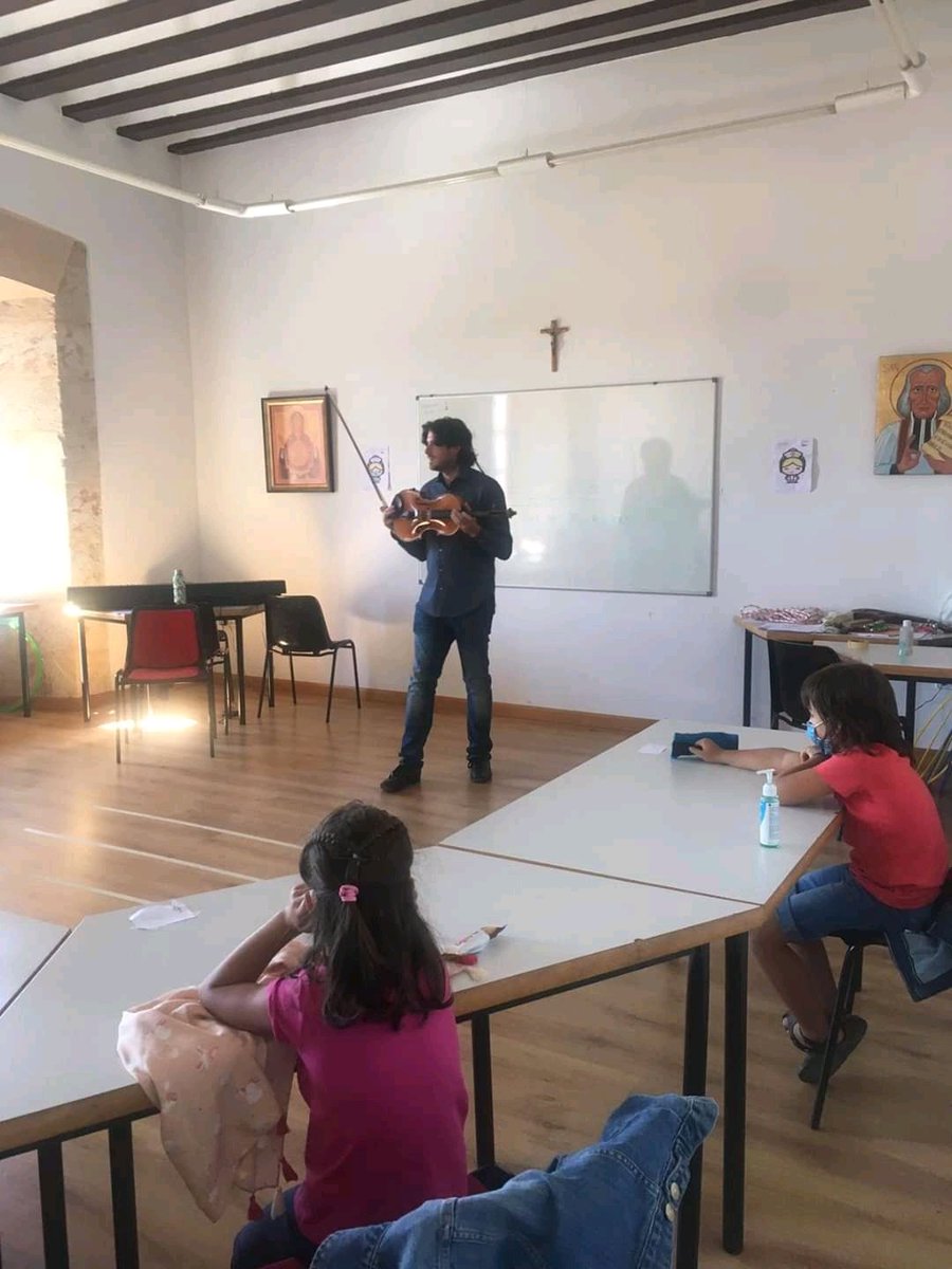 acberdion's tweet photo. Hemos conocido un instrumento de cuerda, en este caso la Viola de mano de @JavierTbl Hemos visto cómo se toca, cómo suena, diferentes técnicas de arco, sus registros e incluso hemos aprendido a coger un lápiz como si fuera el arco. https://t.co/HseoqWsOT2