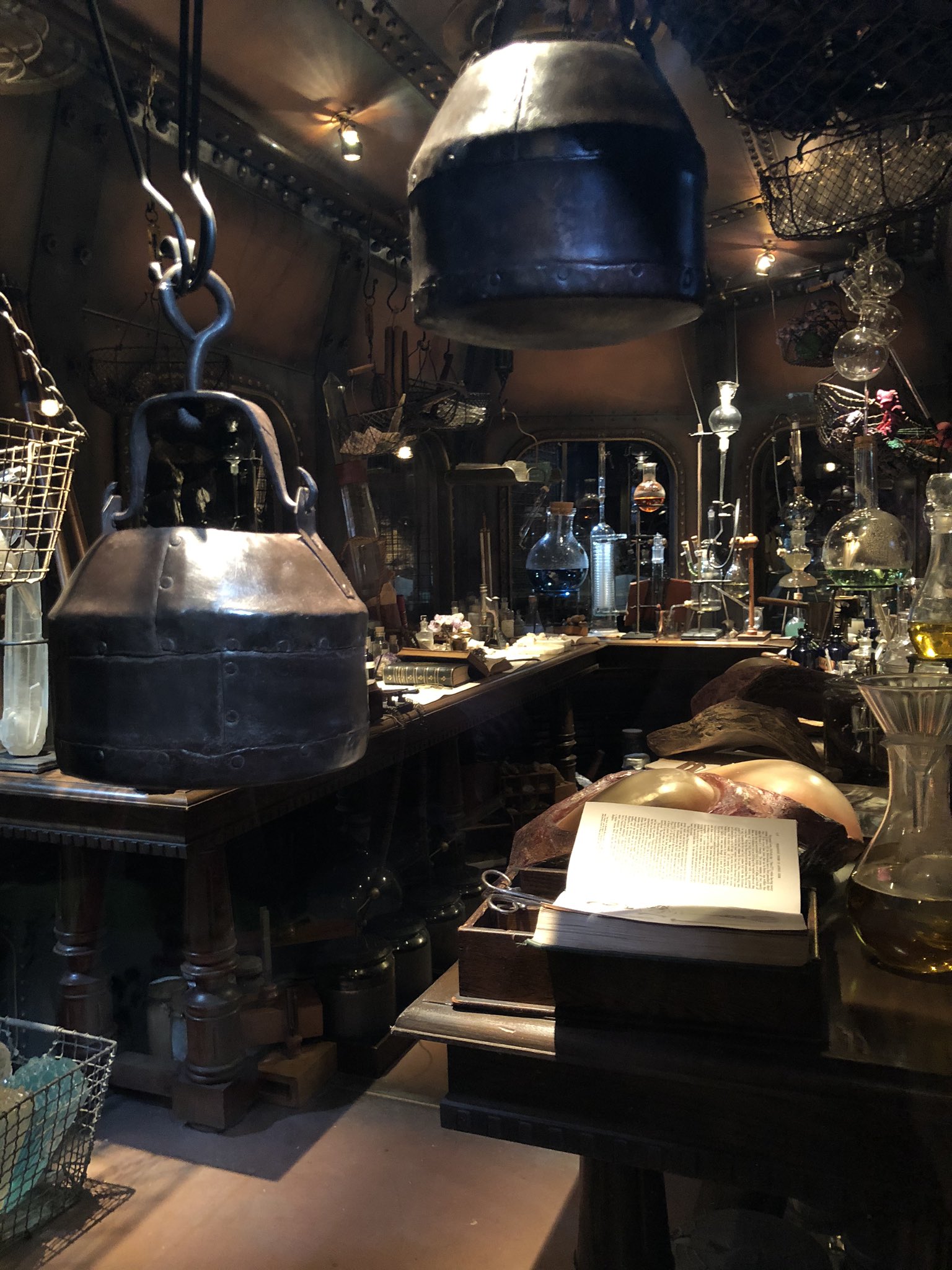 Luna 東京ディズニーシーのアトラクション センター オブ ジ アースの並び列に展示されている研究室 研究資料の数々 ほんとエモくて好きなのでみんな見て アトラクション休止中は展示ツアーも開催してたりするよ T Co Ipvkbr31xj Twitter