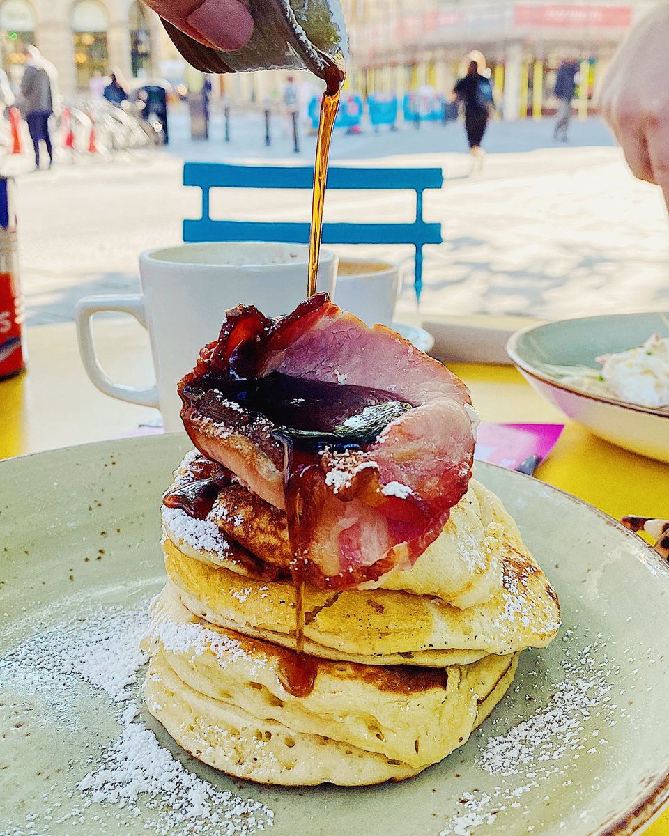 sammiskitchen_'s tweet photo. Bacon with syrup is mind blowing and whoever first threw them together should get a medal, or a hug at least! #brunchgoals #breakfastmiracle https://t.co/WuPevRA9fj