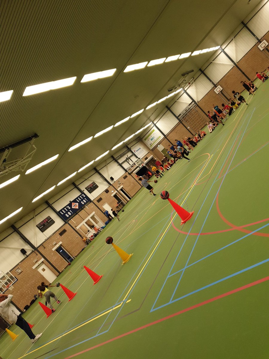 ball_contact's tweet photo. Ook in het weekend gaan onze werkzaamheden door! Dit weekend #basketballpromotie in @gem_Eindhoven bij @AlmonteBbal   #beweegbeleving #passthepassion https://t.co/pDpxNaT1ch