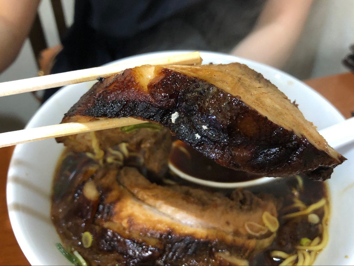 やまてぃ 今日のお昼は 常滑チャーシュー のラーメンを頂きに ココは前にチャーシューがデカ過ぎるという事で常滑で大人気だった 八百善 の味を受け継ぐ店 黒いが濃くないあっさりスープとモチモチの麺も人気のポイントなのだ こんなにデカい