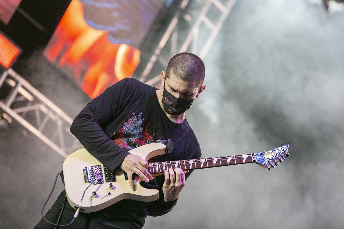 RavenDarkBand's tweet photo. Altavoz 2020 - Lunes 31 de Agosto. Un brutal concierto con las notas de nuestro guitarrista líder @calvo_brayan 🤟🏼 @Altavozfest @AlcaldiadeMed
🤟🏼
Photo 📸: María Paulina Pérez
Backing Video 🎥: @NervioAudioV
#TodosSomosUno #altavoz2020 #Ravendark #Metal https://t.co/ea7EW98aND
