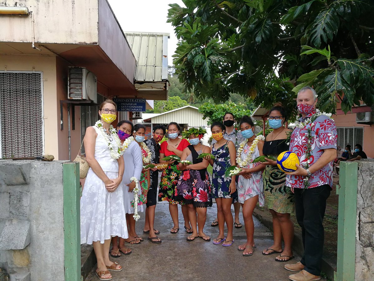 Flo_Meyer33's tweet photo. Merci à Julien Guilloux pour sa visite du lycée professionnel de #Uturoa #Raiatea. Beau plateau de formation au service des métiers porteurs d'emploi dans les îles. https://t.co/wTOtOOu2aV