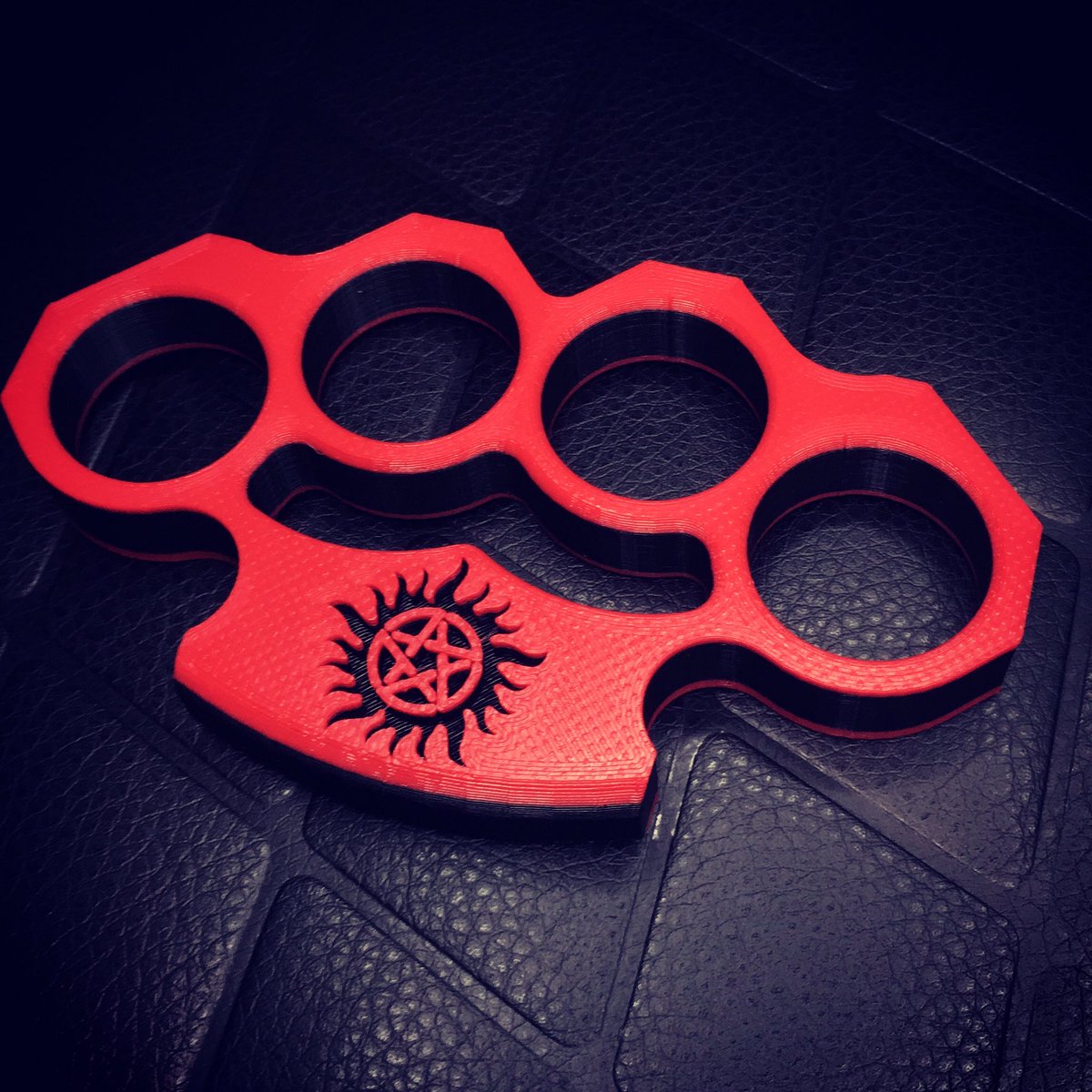 RandomTiks_'s tweet photo. #supernatural #3dprinting #knuckledusters https://t.co/1mbv8ANyU5