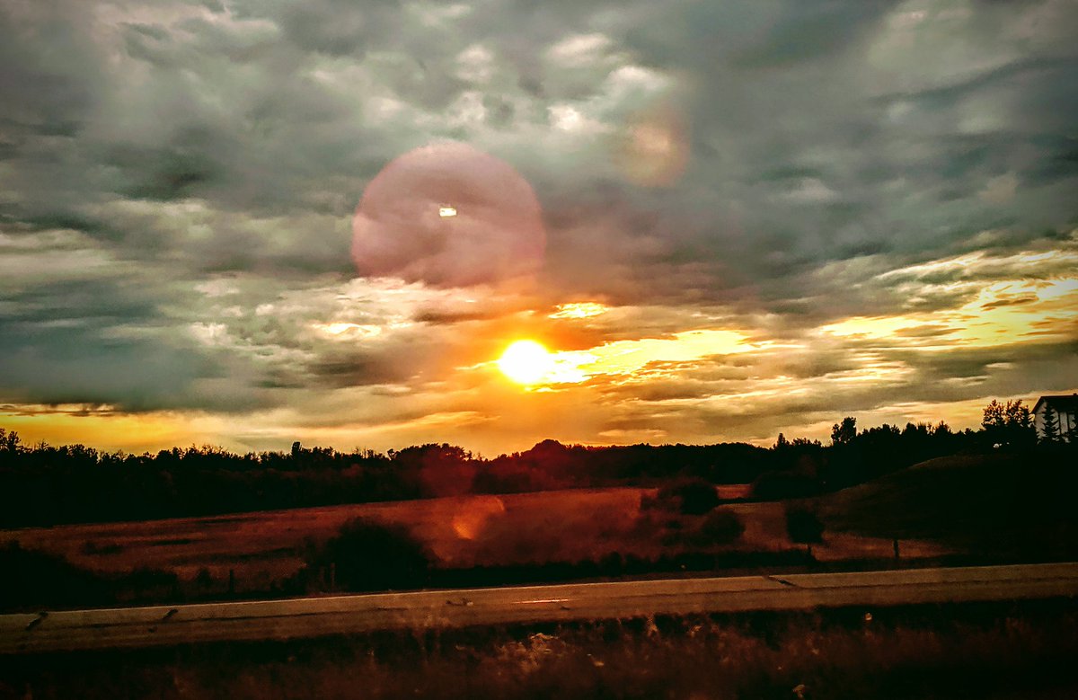 LKeindel's tweet photo. Sunset North of the #DevonBridge. https://t.co/ylAO2LJvr2