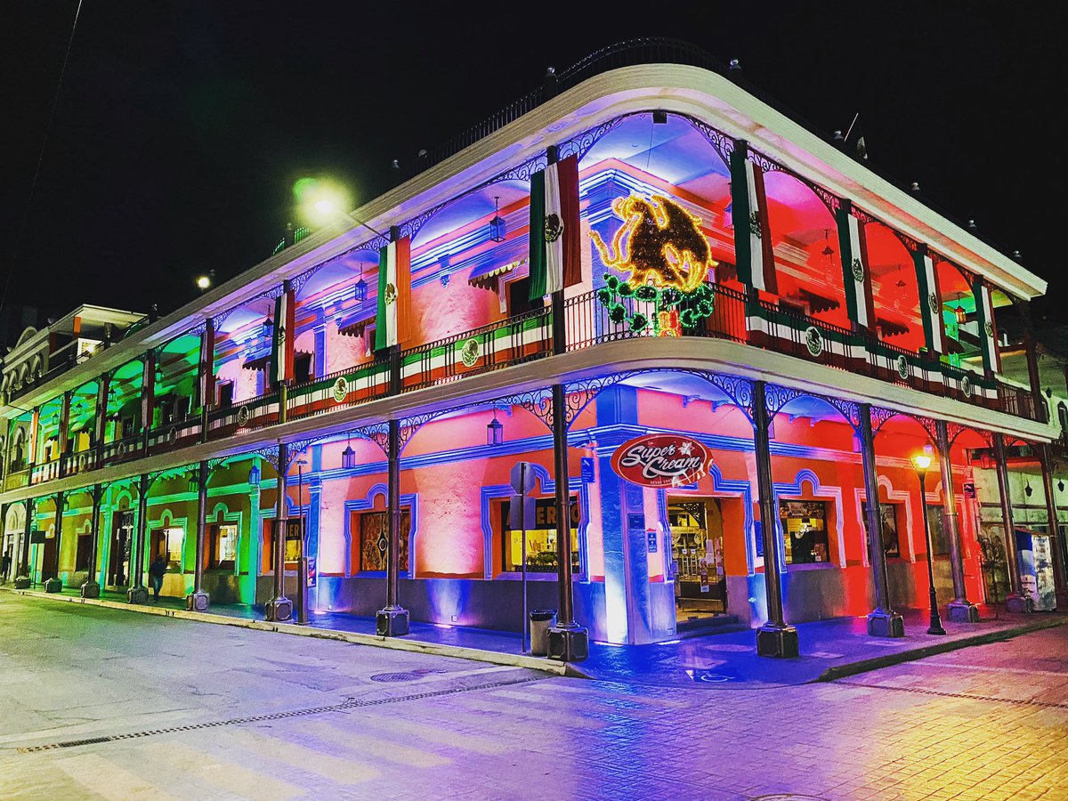 rufinoaguilera's tweet photo. Así luce este edificio del #CentroHistorico de #Tampico iluminado con los colores de la bandera de #Mexico alusivo al #MesPatrio por un aniversario más de la #IndependenciaMX #SuperCream https://t.co/eKR8h708VN