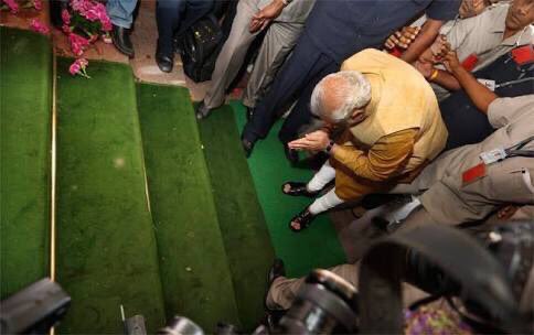 HakimSaifyINC's tweet photo. संसद की चौखट से मार्केटिंग,पब्लिसिटी, ब्रांडिंग करेंगे।
लेकिन संसद में प्रश्न काल नही होगा।
#BJPmasterOfExcuses
#BJPScaredOfQuestions
@INCIndia @AICCMedia @INCMinority @RahulGandhi @rssurjewala @drshamamohd @AnumaVidisha
@ShashiTharoor @MutumSarma @srinivasiyc @Pawankhera https://t.co/c6EsXdQrSm