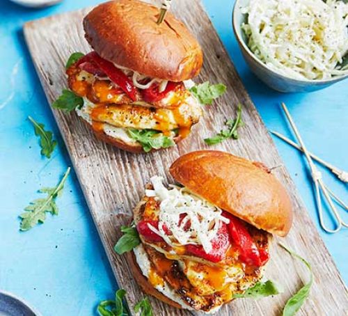 KitchenStoreGrp's tweet image. September has a habit of throwing us some last minute sunshine… So here’s a quick and easy BBQ tea to enjoy it with…

15-minute chicken &amp;amp; halloumi burgers

bbcgoodfood.com/recipes/15-min…