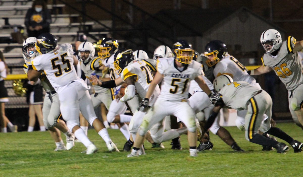 SPatriceRobinso's tweet photo. @landonrobinson and Nick Ezzie... move over RB Aaron Clayton coming through. #Touchdown #qualityOL #qualitydefense https://t.co/j6uHXDnMuI
