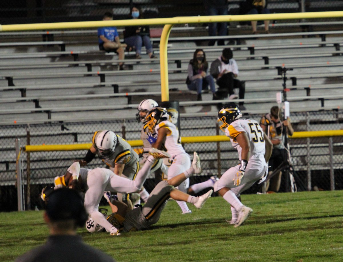 SPatriceRobinso's tweet photo. @landonrobinson and Nick Ezzie... move over RB Aaron Clayton coming through. #Touchdown #qualityOL #qualitydefense https://t.co/j6uHXDnMuI