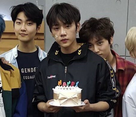 onemore1uv's tweet photo. 케이크 든 김서누 빼고 다 행복해 보임 ㅋㅋㅋㅋㅋ https://t.co/tUNCUWBepx