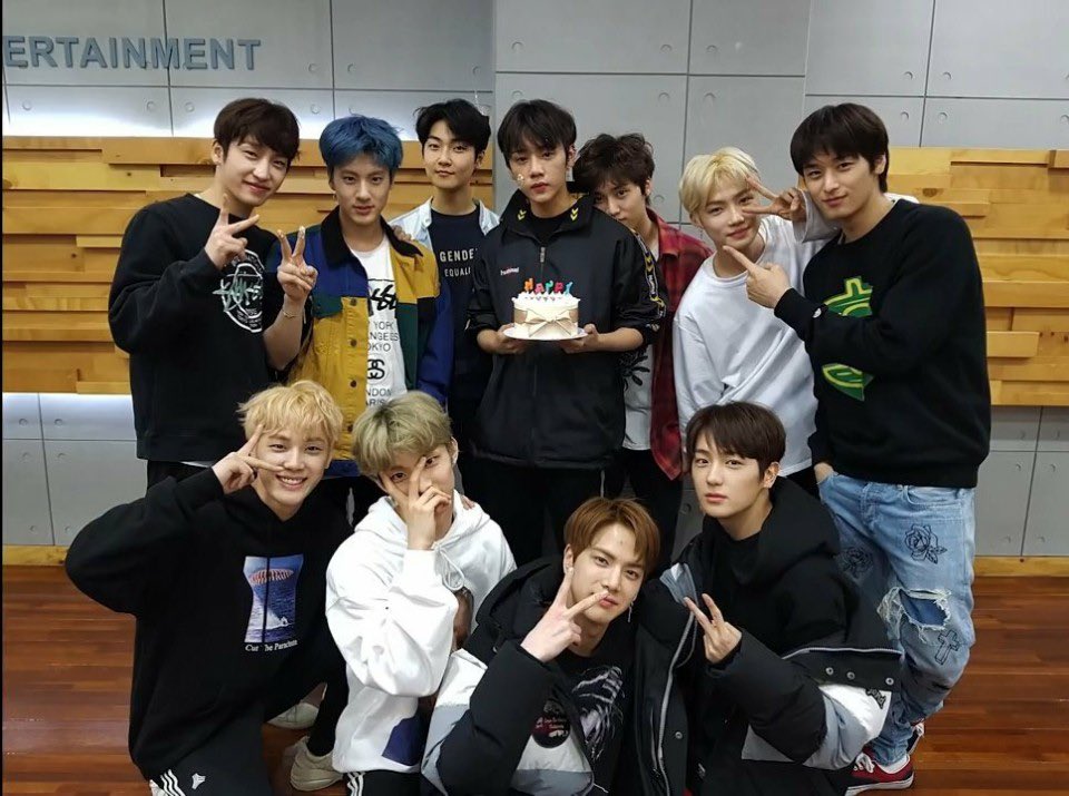onemore1uv's tweet photo. 케이크 든 김서누 빼고 다 행복해 보임 ㅋㅋㅋㅋㅋ https://t.co/tUNCUWBepx