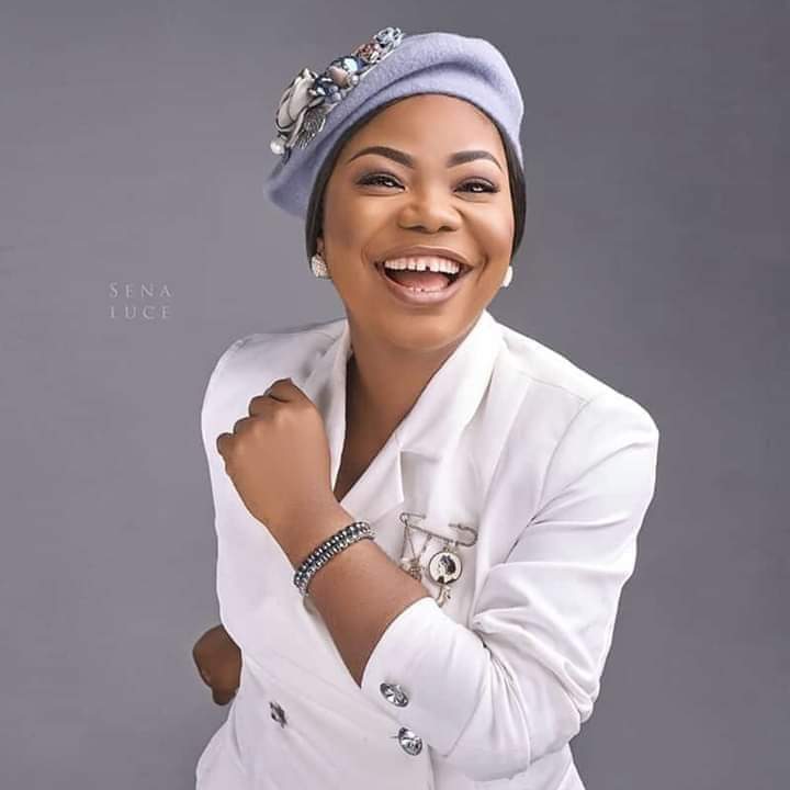 Portharcourtmag's tweet photo. Happy Birthday inspirational gospel singer, Mercy Chinwo.
For the Love of the gospel and good music, kindly RT https://t.co/ELRKVJloVR