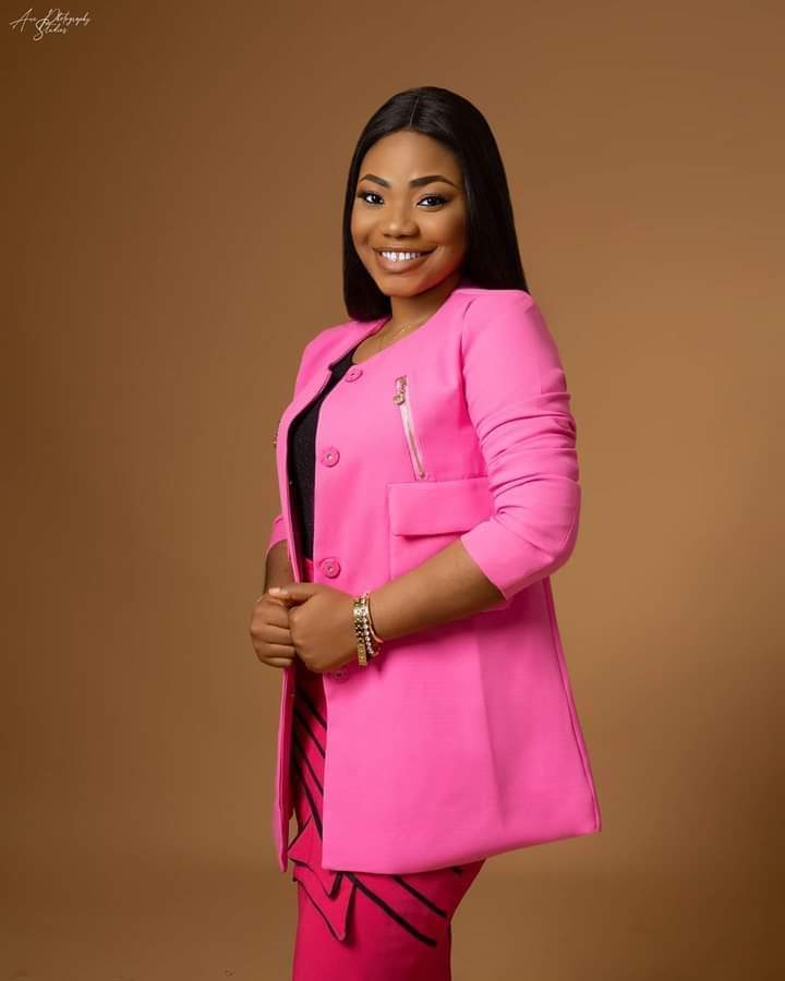 Portharcourtmag's tweet photo. Happy Birthday inspirational gospel singer, Mercy Chinwo.
For the Love of the gospel and good music, kindly RT https://t.co/ELRKVJloVR