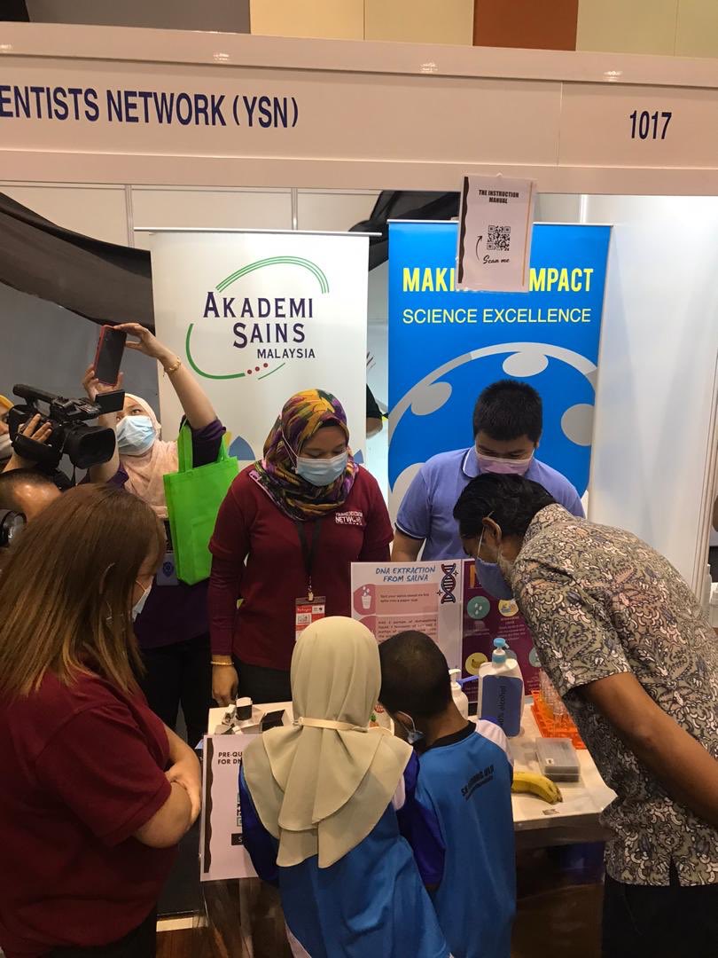 HazamiHabib's tweet photo. Minggu sains negara peringkat N. Sembilan Di UiTM Rembau ⁦@akademisainsmy⁩ dibawah program ⁦@YSN_ASM⁩ menyertai pameran #MSN2020 Tq ⁦@Khairykj⁩ for your support to our young scientists and TQ orang Rembau https://t.co/4dwnF45VBk