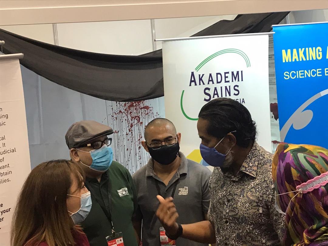 HazamiHabib's tweet photo. Minggu sains negara peringkat N. Sembilan Di UiTM Rembau ⁦@akademisainsmy⁩ dibawah program ⁦@YSN_ASM⁩ menyertai pameran #MSN2020 Tq ⁦@Khairykj⁩ for your support to our young scientists and TQ orang Rembau https://t.co/4dwnF45VBk