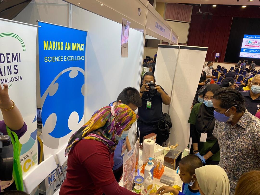 HazamiHabib's tweet photo. Minggu sains negara peringkat N. Sembilan Di UiTM Rembau ⁦@akademisainsmy⁩ dibawah program ⁦@YSN_ASM⁩ menyertai pameran #MSN2020 Tq ⁦@Khairykj⁩ for your support to our young scientists and TQ orang Rembau https://t.co/4dwnF45VBk