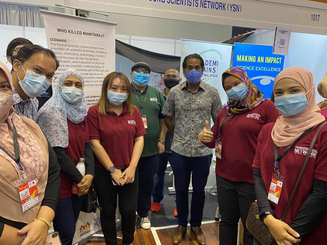 HazamiHabib's tweet photo. Minggu sains negara peringkat N. Sembilan Di UiTM Rembau ⁦@akademisainsmy⁩ dibawah program ⁦@YSN_ASM⁩ menyertai pameran #MSN2020 Tq ⁦@Khairykj⁩ for your support to our young scientists and TQ orang Rembau https://t.co/4dwnF45VBk