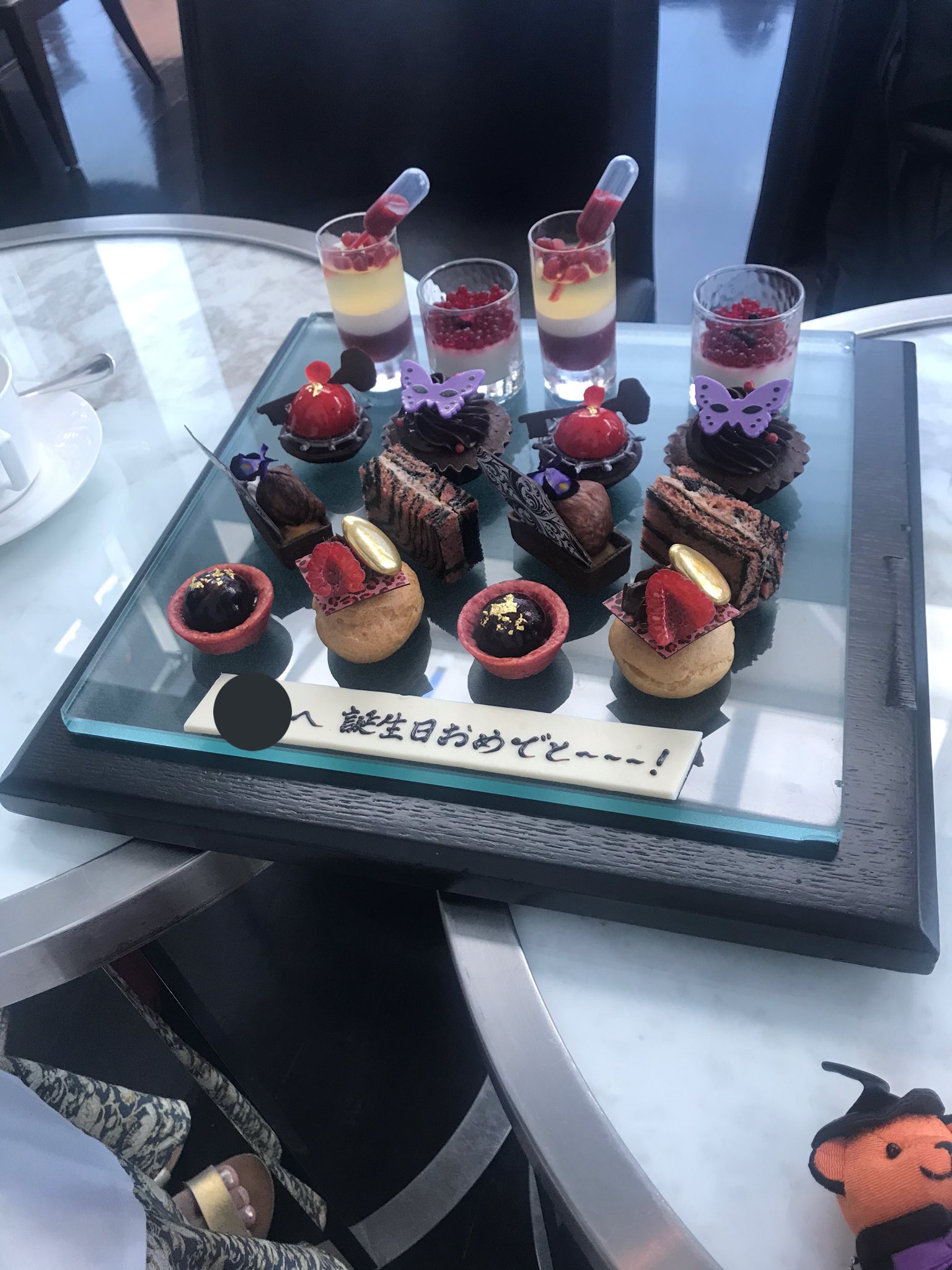 レンタルなんもしない人 昨日は奥さんの誕生日でコンラッド東京のアフタヌーンティーに行ったので 二日連続五つ星ホテルの アフタヌーンティー 富裕層の暮らしみたいになってる T Co Lljixes8wa Twitter