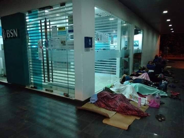 apanakdikato's tweet photo. IWarga Sri Aman Sarawak, terpaksa tidur di luar BSN demi mendapatkan barisan awal utk menunaikan baucer bantuan prihatin nasional. 

2020 masih level begini perkhidmatan BSN di Sarawak malah termasuk Sabah. https://t.co/Q5JMFbi2fN