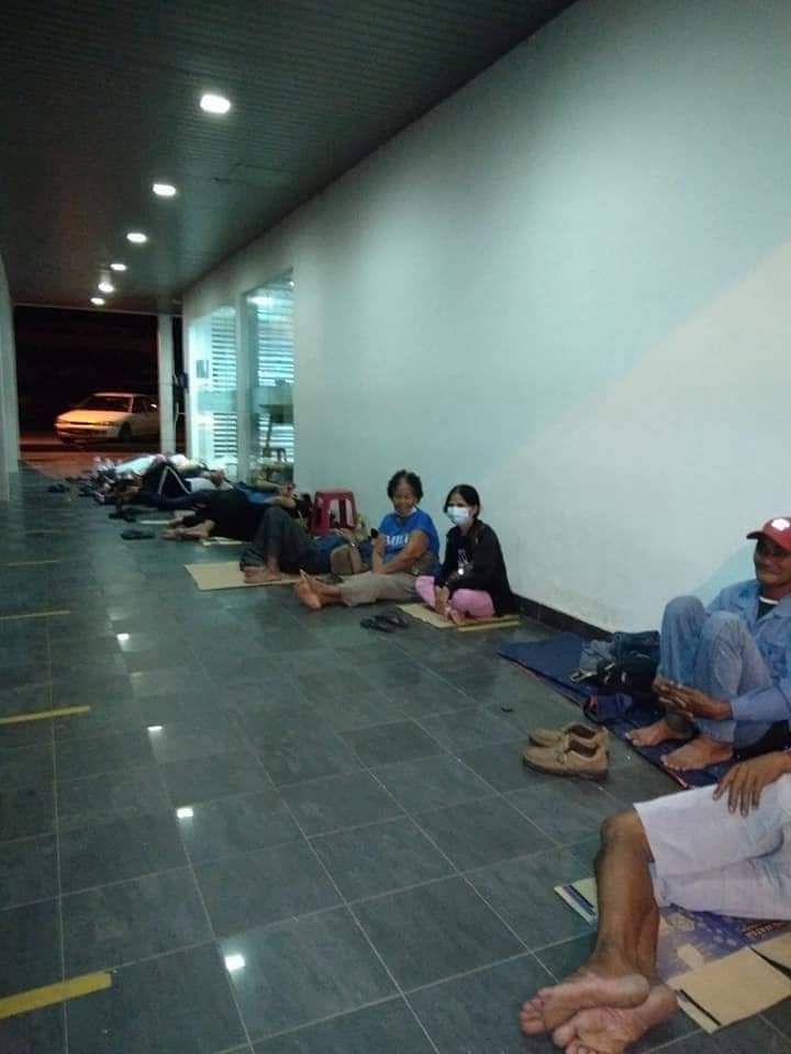 apanakdikato's tweet photo. IWarga Sri Aman Sarawak, terpaksa tidur di luar BSN demi mendapatkan barisan awal utk menunaikan baucer bantuan prihatin nasional. 

2020 masih level begini perkhidmatan BSN di Sarawak malah termasuk Sabah. https://t.co/Q5JMFbi2fN