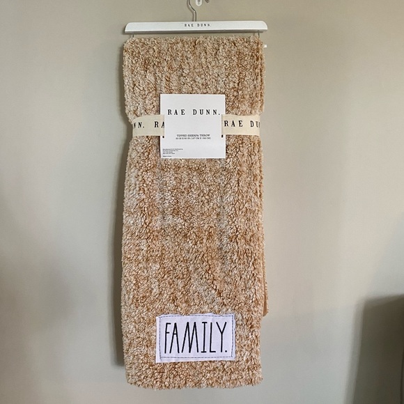 BooBaxter_62's tweet photo. So good I had to share! Check out all the items I'm loving on @Poshmarkapp #poshmark #fashion #style #shopmycloset #raedunn: https://t.co/jFhVu36GpC https://t.co/cOdUOqTF65