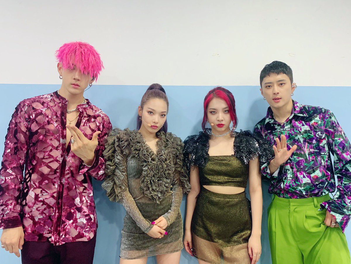 KARD_Official's tweet photo. [#KARD]
2020.09.05 arirangTV Simply K-Pop
#GUNSHOT🔫

#BM #JSEPH #SOMIN #JIWOO
#비엠 #제이셉 #전소민 #전지우
#arirangTV #Simply_KPop https://t.co/VIw3OjqzIO