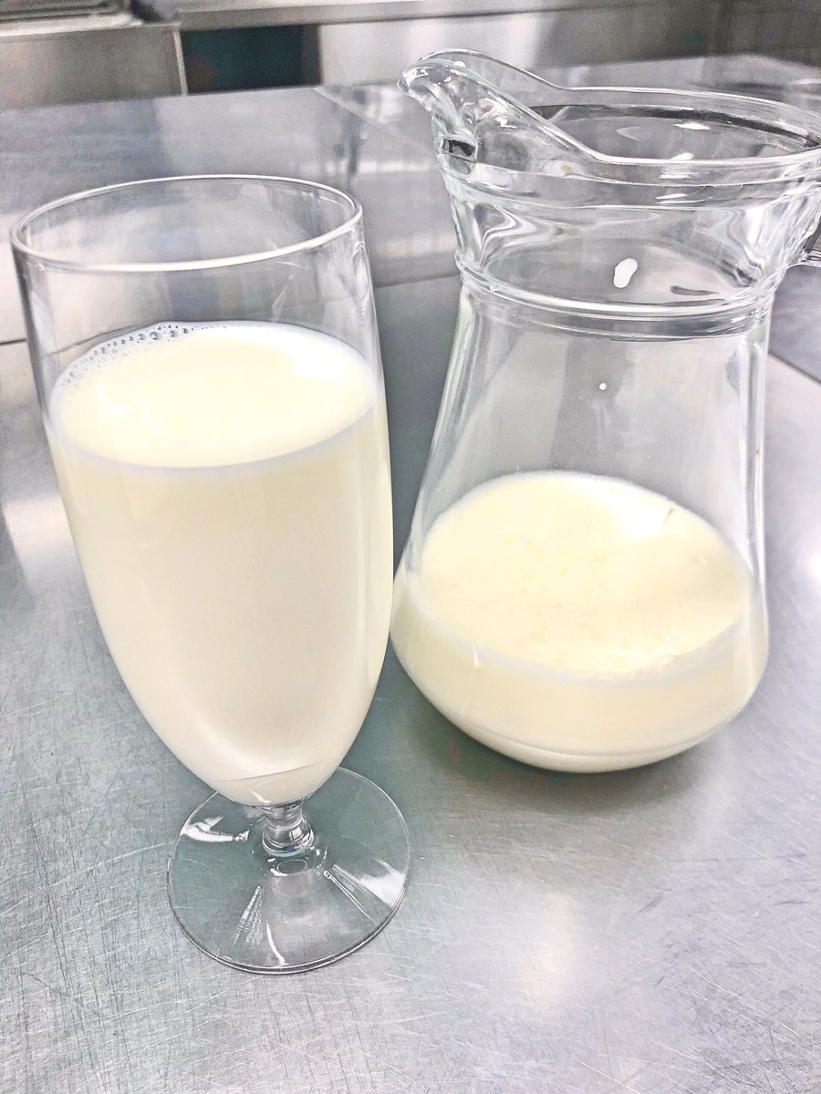 HG7654321's tweet photo. 簡単で美味しいラッシーレシピ作りました☆

・ヨーグルト　400g
・牛乳　　　　300g 
・砂糖　　　　大さじ4〜5
・レモン汁　　小さじ1

全てよーくまぜてキンキンに冷やしたら完成です😊
コンビニにある冷凍フルーツ溶かしても美味しいですよ🥭 https://t.co/FrqCsoU4Nf