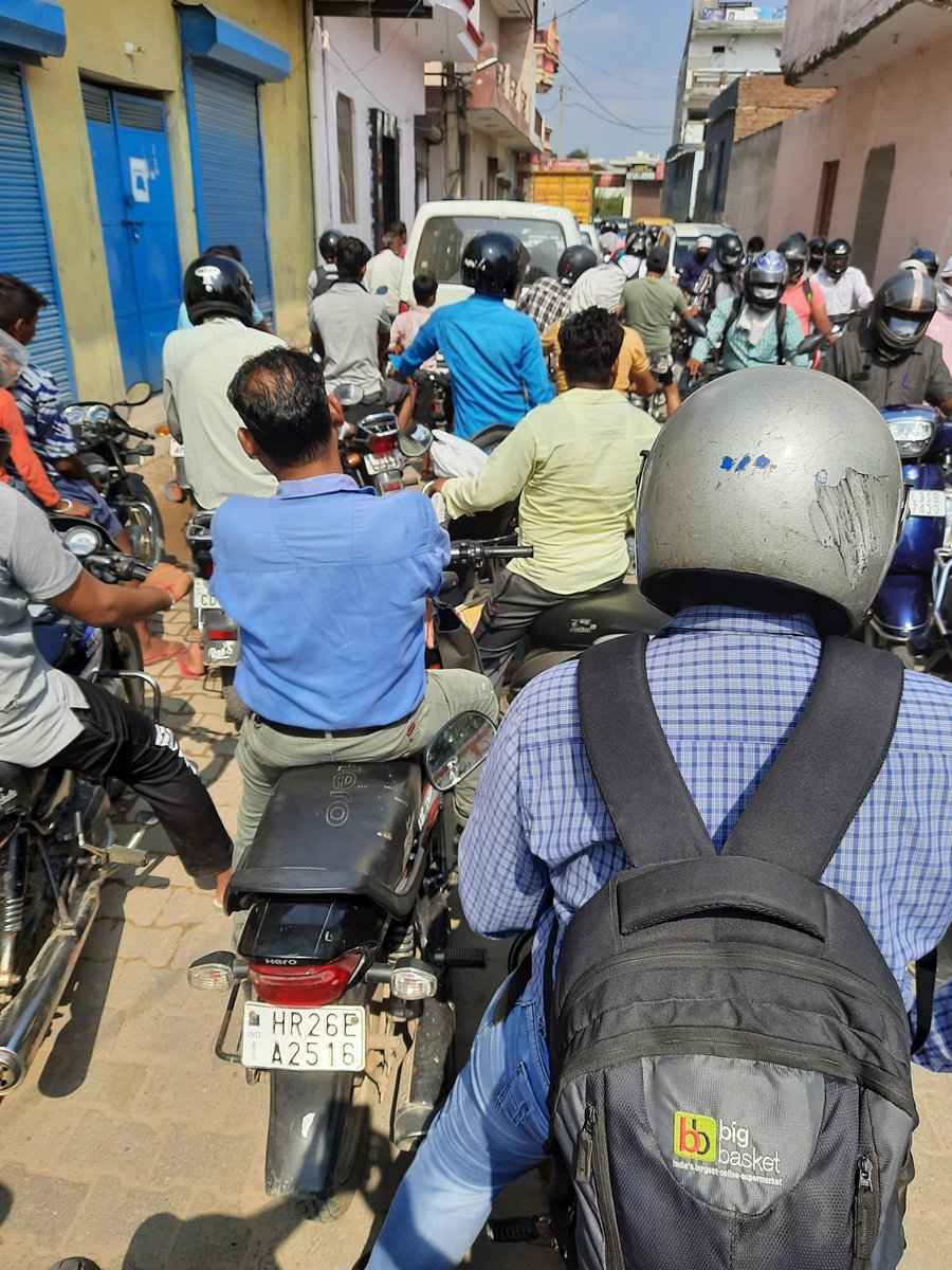 pankaj5420's tweet photo. Daily such hours of jam at Railway Crossing ,Garhi Harsaru(Pin 122505)

No one can even cross on bike or feet.

Atleast Please deploy 1-2 traffic officials @TrafficGGM @RailMinIndia  @DC_Gurugram https://t.co/Nqg15yLyZj