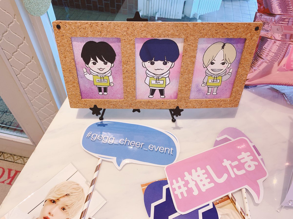 hsyd777's tweet photo. 三井ヒョンソル入り口すぐのところにコーナーがあって、壁一面に装飾💜

#三井瞭 #ヒョンス #ユンソル #gegg
#gegg_cheer_event #NIK #NIKEE https://t.co/VCCXsVUzwC