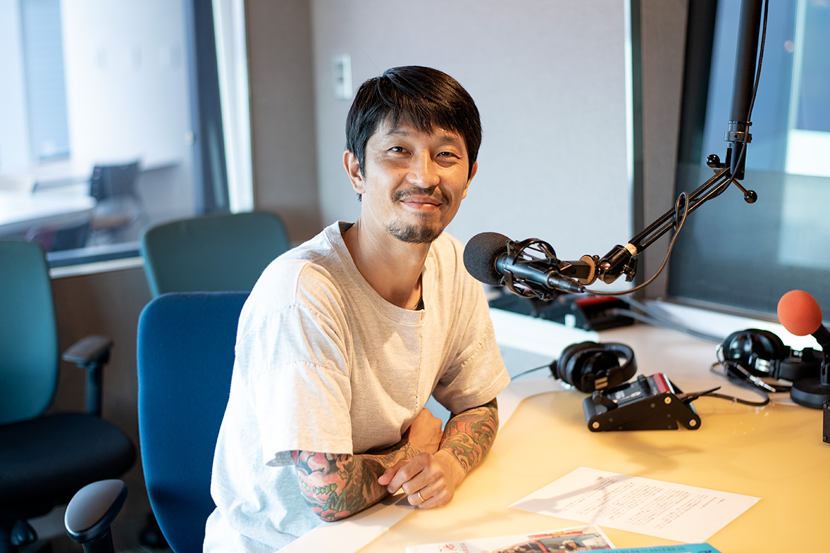 RADIOSWITCH_813's tweet image. 今日、２４時からの『RADIO　SWITCH』は写真家 #浅田政志 ロングインタビュー。

この秋公開される #二宮和也 主演映画『#浅田家！』
原案となった浅田政志はなぜ家族写真を撮るのか、そのルーツを紐解く。

家族写真、アルバムのチカラ。
是非お聞きください。

#radioswitch813　#jwave
