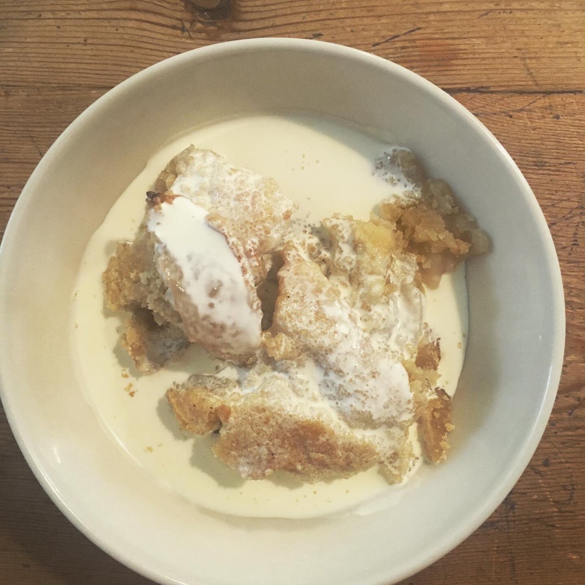 YAelwyd's tweet photo. 🍏Afalau Enlli o’r ardd wedi’i neud i grymbl.
Ar gael heddiw hefo hufen neu hufen iâ Parisella...neu’r ddau 😳😋

🍎Enlli apples from the garden, made into a crumble.
Available today with cream or Parisella ice cream...or both 🤤 https://t.co/sApoW8B5xr
