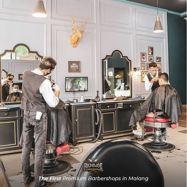 Happy Saturday Gents, 
kita tunggu sampai jam 9 malam 
reservasi bisa klik link di bio ya :)

#RapiituRichdjoe 
#Richdjoebarbershops 
#WeBarberingLikeBreathing
#Barbershopmalang
#Malang