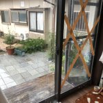 台風対策の参考に!サランラップを窓に貼ってガムテープで補強することをお勧めします!