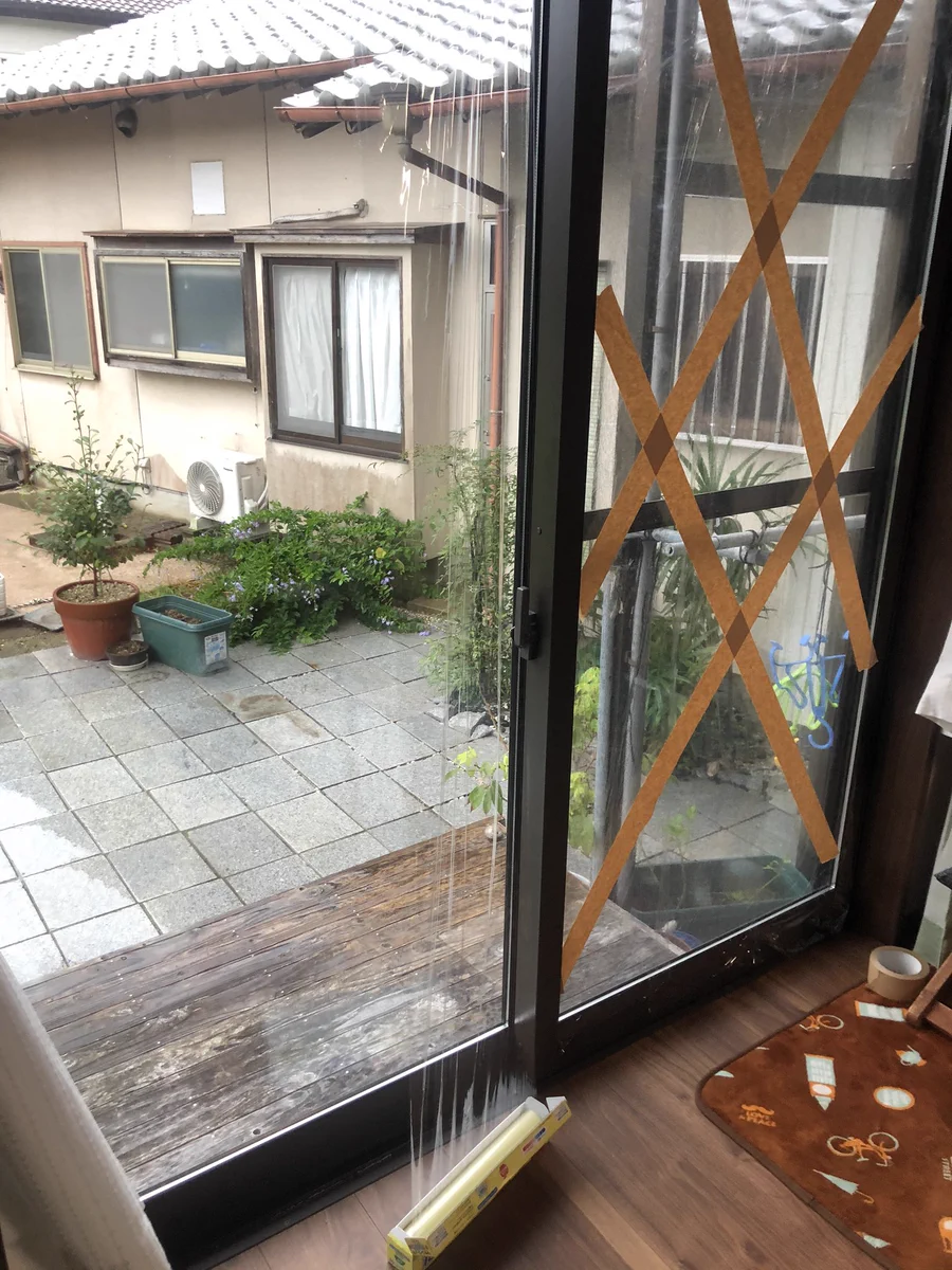 台風対策の参考に！サランラップを窓に貼ってガムテープで補強することをお勧めします！