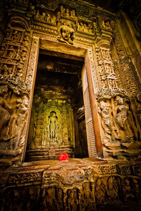 narendr4bjp's tweet photo. विष्णु बेकुण्ठ मंदिर🚩
जिसके सामने ताजमहल धुधला दिखाई देता है

मथुरा से आए 16हजार शिल्पकारो ने लगातार 7 साल मे मानव हाथो का चमत्कार हिंदू प्राचीन इंजीनियरिंग का बेमिसाल कीर्तिमान रच दिया

930 ईस्वी मे लक्ष्मण चंदेल द्वारा स्थापित इसलिए लक्षमण मंदिर भी कहलाता हे
खजुराहो मध्यप्रदेश https://t.co/q66ZCxUfUF