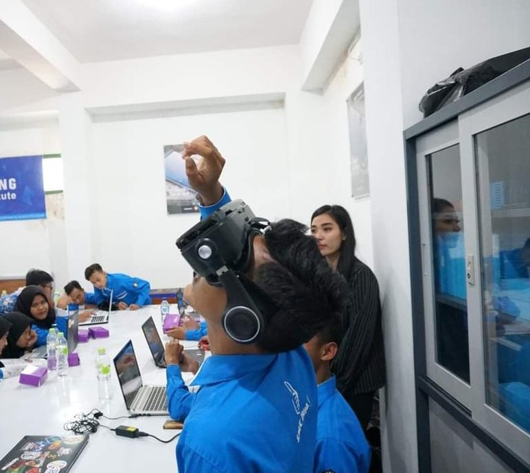 millealab's tweet photo. Buwong apa tu man? 

Man buwong apa tu.

Lokasi : SMK Al Huda Kota Kediri

#VirtualReality #virtualeducation #millealab #vrindonesia #vr #vredu
#edtech #education #sekolah https://t.co/cE0e4vWmiR https://t.co/u9EOkhgNmn