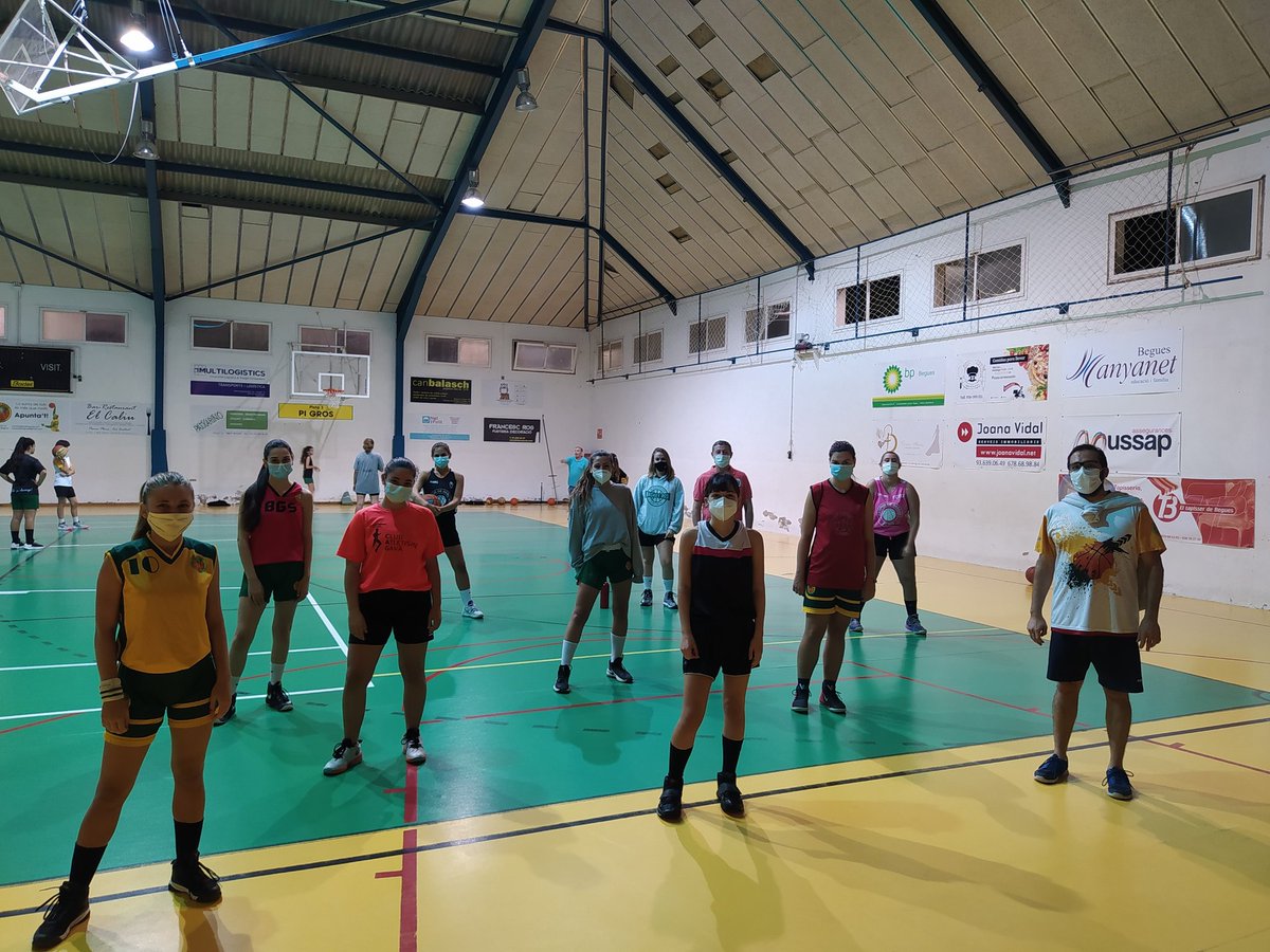 BasquetBegues's tweet photo. 📰 La Zona Esportiva Municipal i el @BasquetBegues recuperen l'activitat amb mesures de prevenció anticovid-19 i nous protocols d'ús 🥇

❗Recorda. A #Begues, 🙌 higiene de mans ↔️ distància 😷 màscareta 

📝📝 https://t.co/weUWdoEB2T Ja podeu consultar el nostre protocol https://t.co/8QsENmVXVF