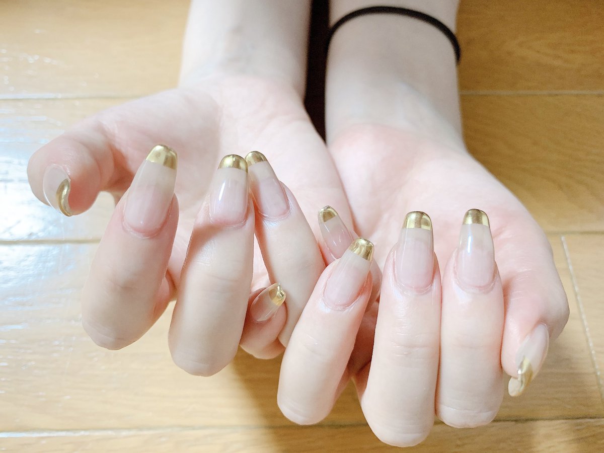 はる そういえば先週nail行った 先端ミラーで爪の形も変えてみました 甥っ子に毎回写真頼むんだけど何言っても拒否されて今日やっと 300円のカメラマン 笑 これから3週間毎に300円よ 自爪 Nail ミラーネイル フレンチネイル T Co