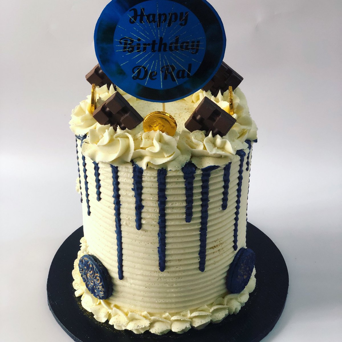 Pastry3eats's tweet photo. Birthday cake 😘😘😘😘😘

@PickTwo_ #bluecake #buttercreamcake #birthdaycake #birthdaycakes #abujabaker #abujacakes #abujacakeshop #abujacakevendor #abujacake https://t.co/vCSWqw7xuu